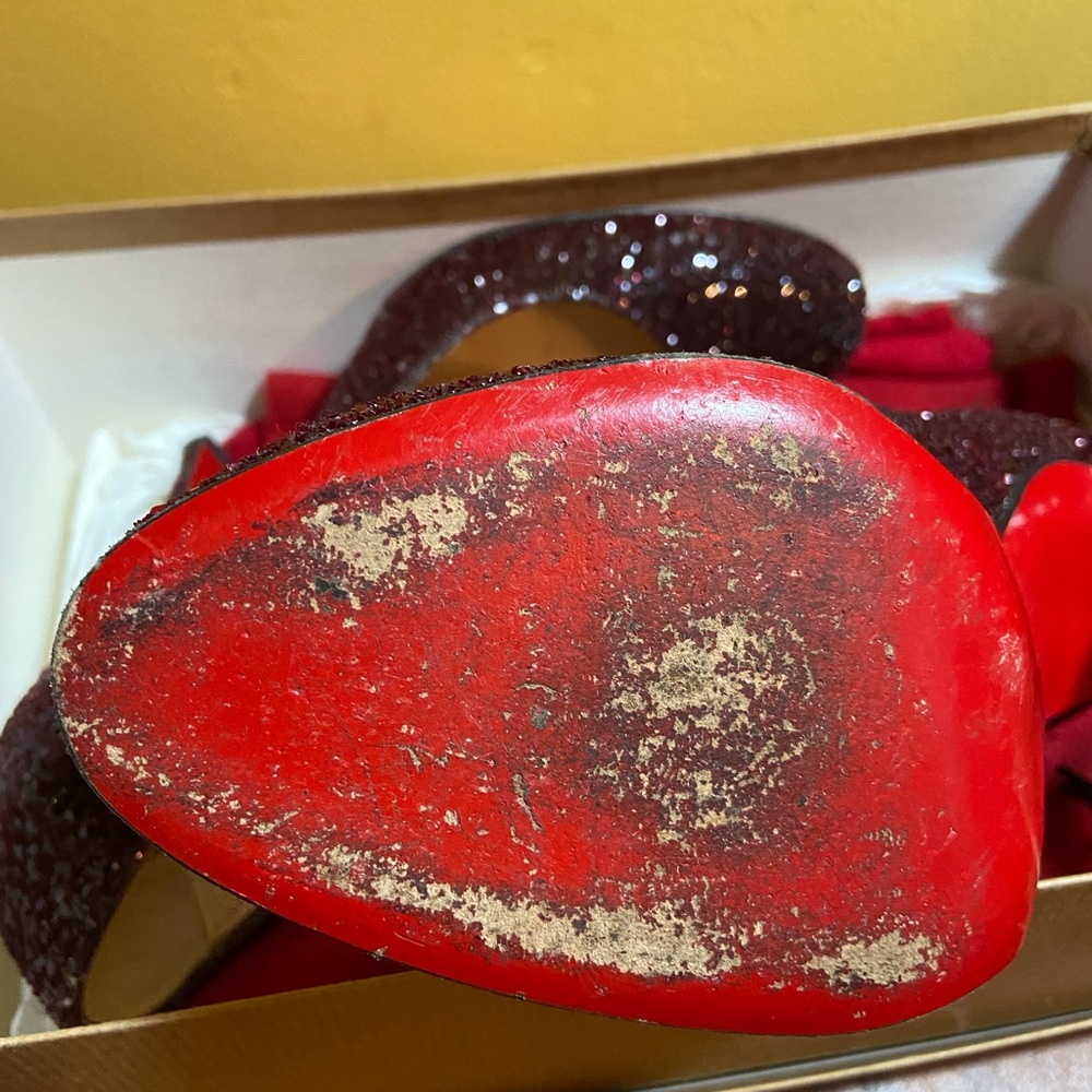 Gorgeous Louboutin Ruby red pumps! - Picture 8 of 8